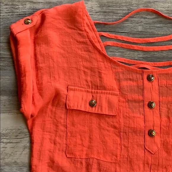 Women's Edge Cap Sleeve Top With Buttons And Cutout Design Medium - Picture 3 of 7